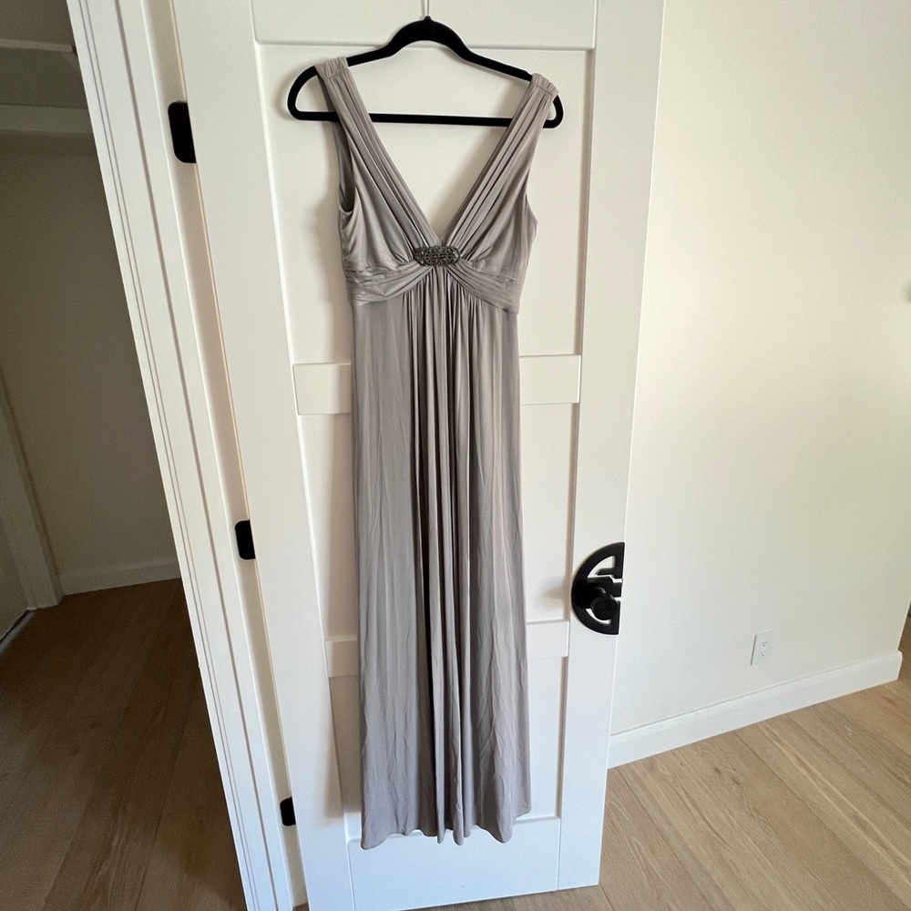 NWT BCBGMaxAzria “Jemma” sleeveless grey dress with broach. - Picture 4 of 7
